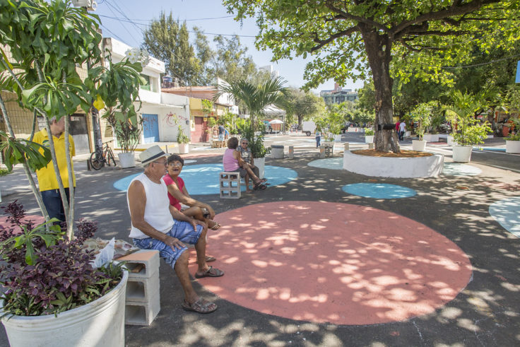 Older people and children in Cidade de gente