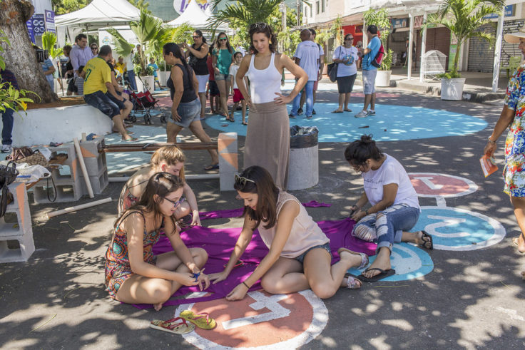 Children playing in Cidade de Gente